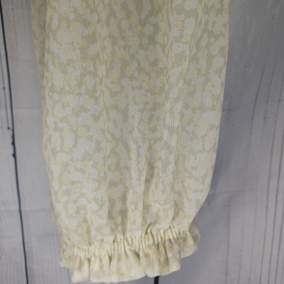 Aritiza Wilfred Wistful Blouse Smocked V-neck Contemporary blouse - Picture 7 of 16